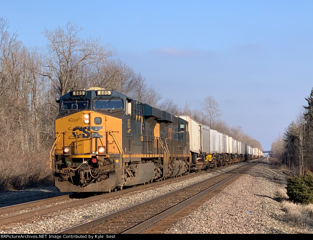 CSX 885 on I001